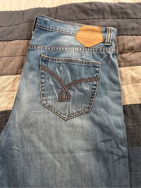 Men's Light Wash Bootcut Jeans with Distinctive Back Pocket Stitching